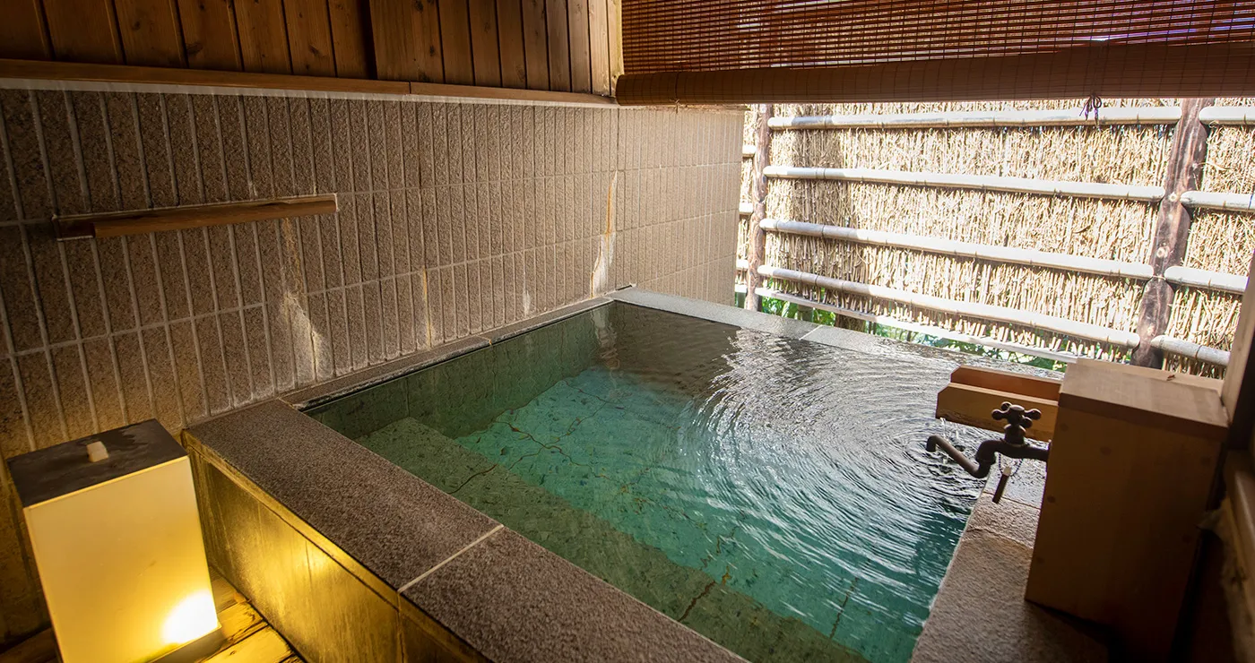 写真：源泉かけ流しの露天風呂