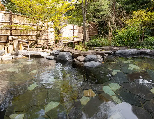 写真：大湯殿 庭園露天風呂　朱雀の湯