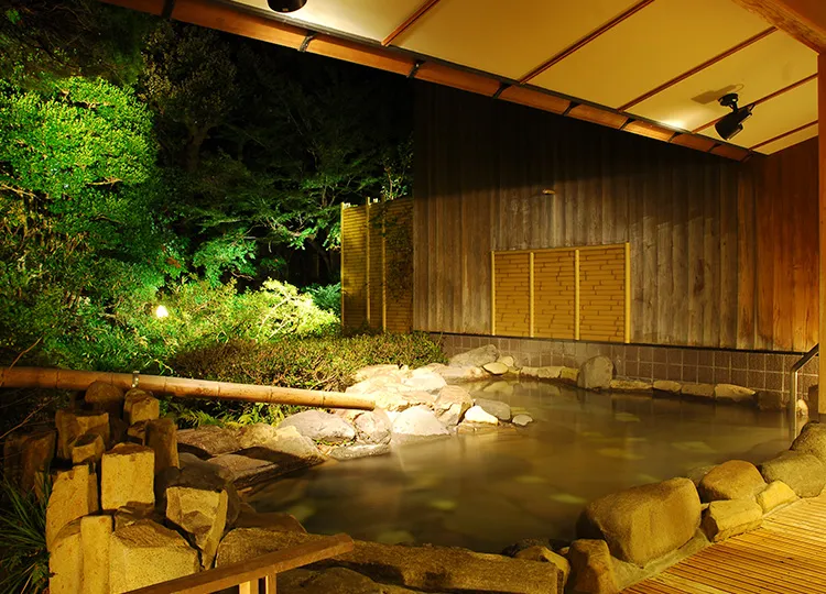 写真：大湯殿 庭園露天風呂　朱雀の湯