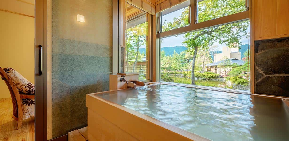 四季折々の絶景を見渡せる広々とした客室