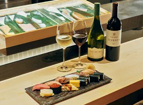 写真:お寿司、ワインと日本酒