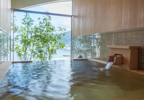 写真：檜翠の湯（檜風呂）