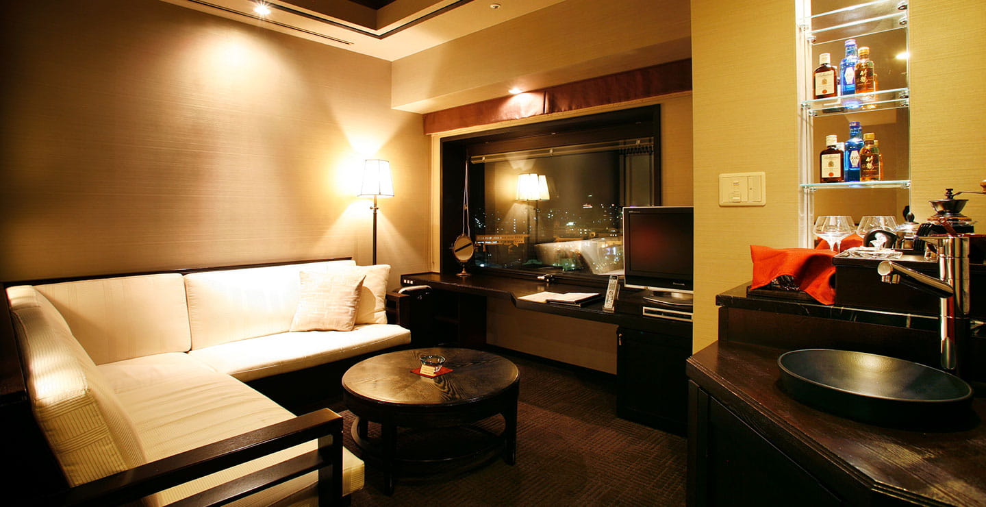 リビングスペースやソファを配した贅沢な特別室