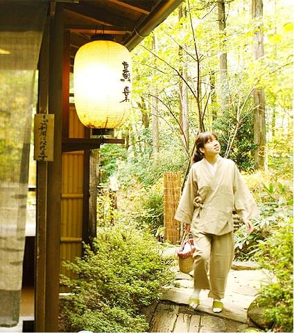 庭園の奥には東屋が