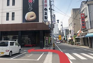 02 名物 かまど様前の道路を左折します。