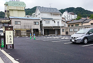 03 進んだ先の交差点で左折すると、駐車場に到着です。御宿 敷島館へは裏口からお入りください。