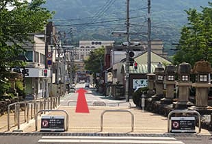 01 JR琴平駅出口正面の道を直進します。