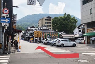 03 再びしばらく直進し、つるや旅館様の駐車場を右に曲がります。少し進むと、右手に御宿 敷島館が見えます。