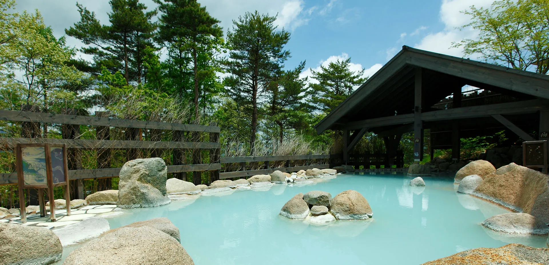 源泉・わたの湯を引く綺麗な大浴場