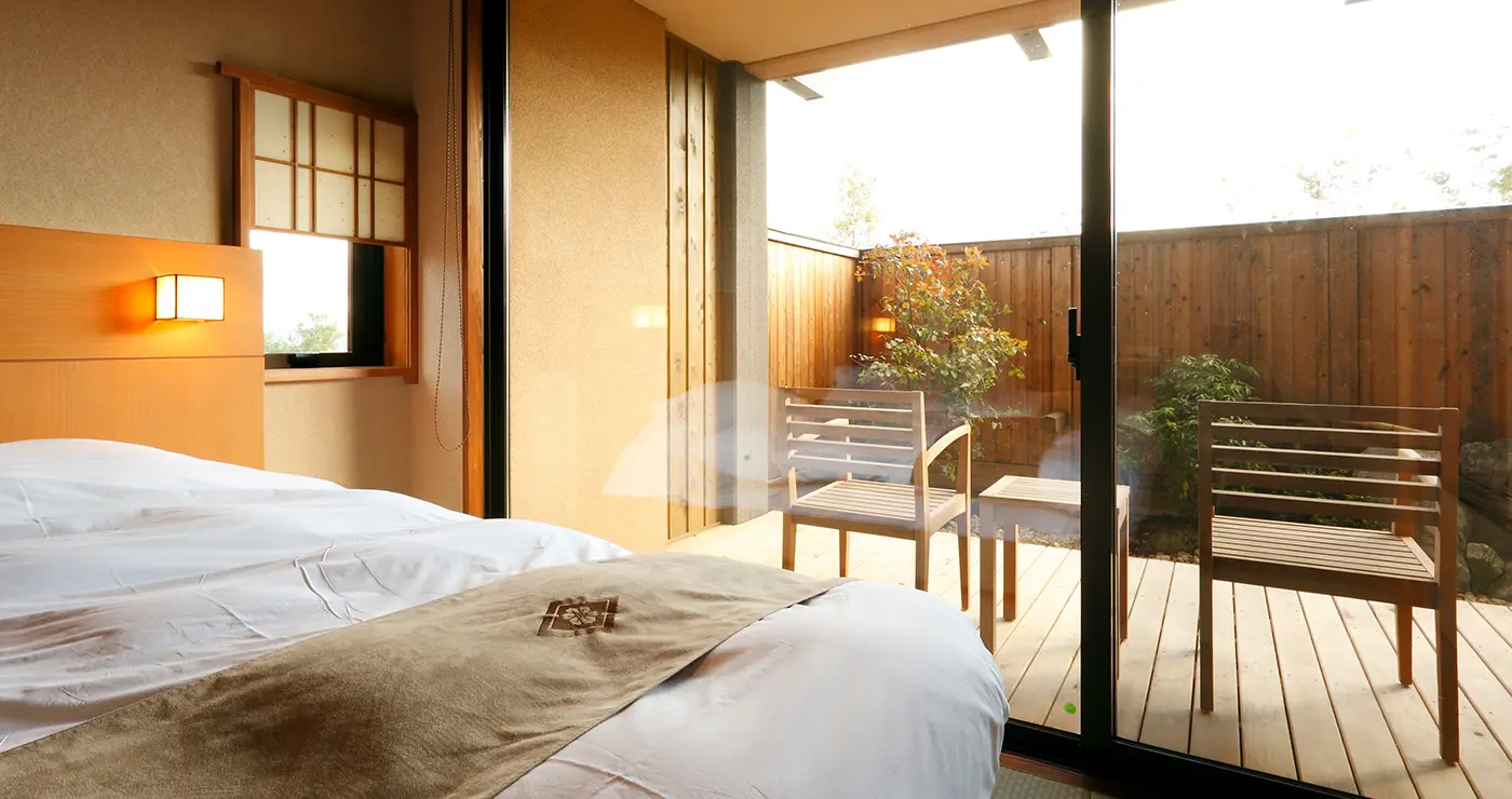 写真:寝室から見た客室露天風呂