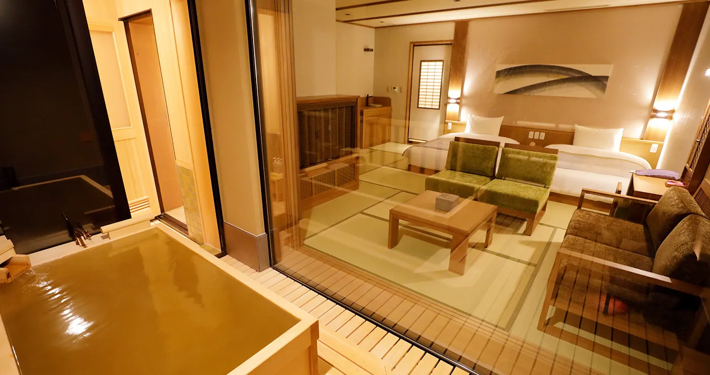 写真：天然温泉露天風呂と客室