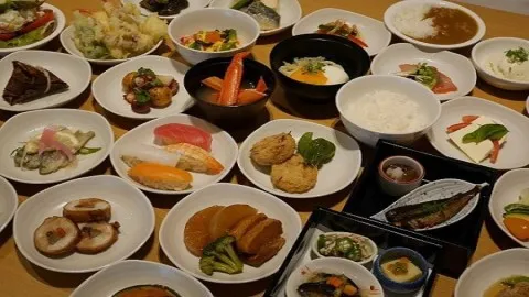 漁港で仕入れた日本海の新鮮な魚介類,朝食,お好み海鮮丼,約70種類の和洋バイキング,味めぐり小鉢横丁