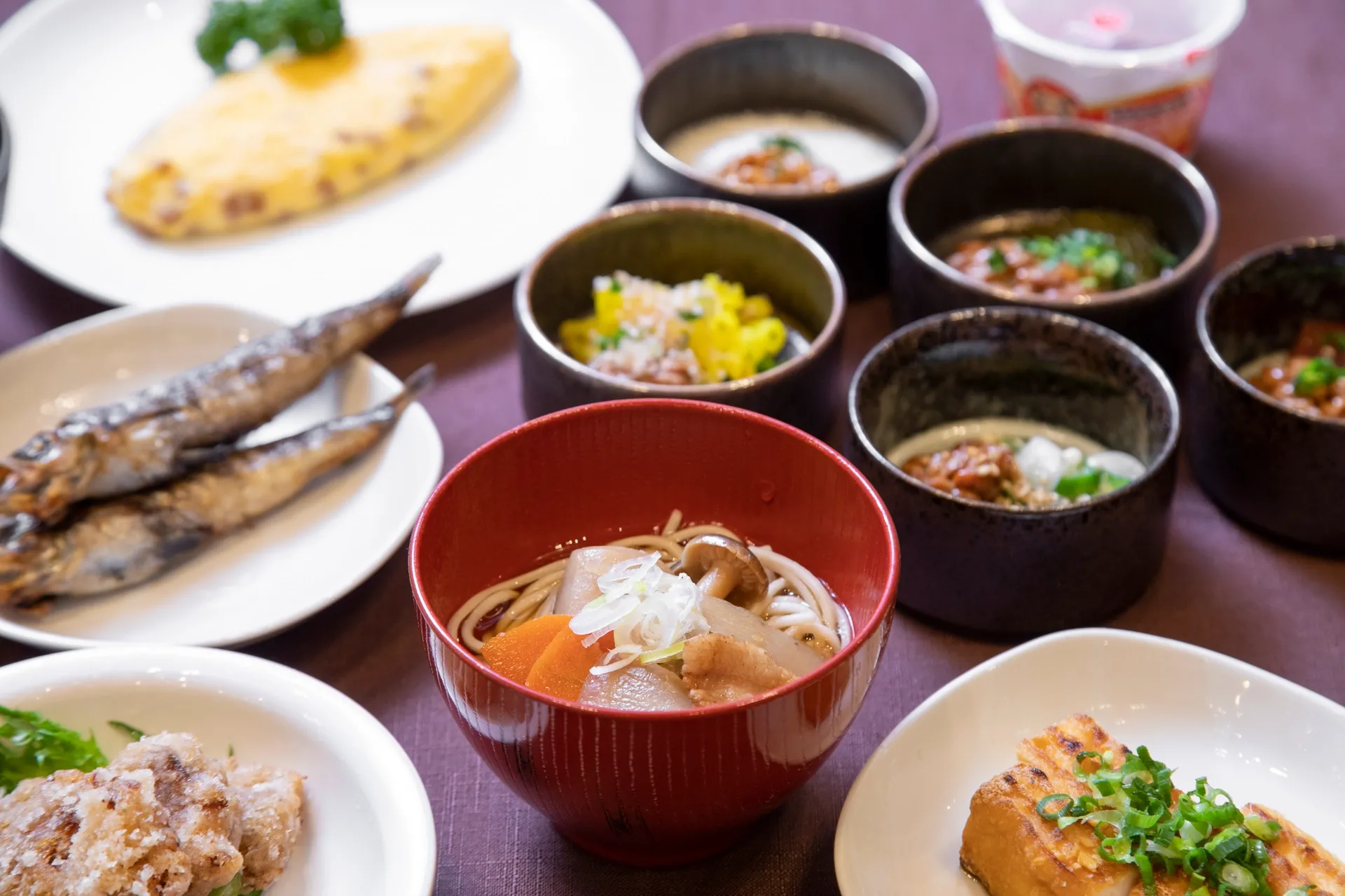 ご当地朝食・水戸名物の常陸秋そばを使用した具沢山の「けんちん蕎麦」などの「ご当地逸品料理」