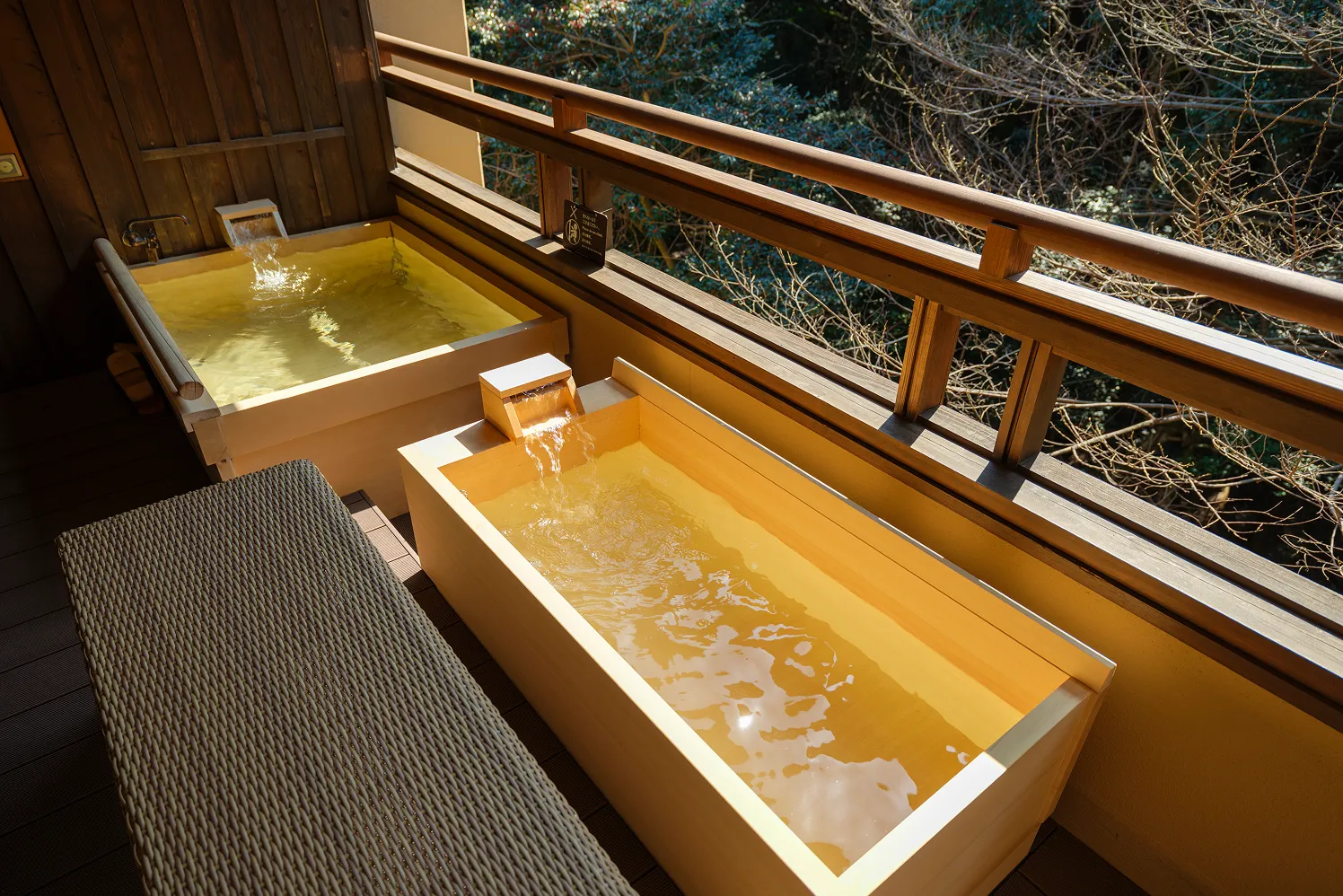 客室の露天風呂と足湯