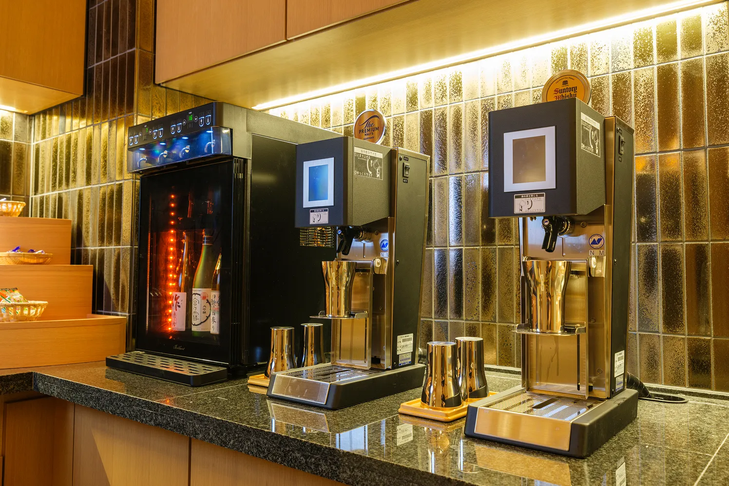 アルコールや伊勢茶等が揃う雅フロア専用ラウンジのドリンクコーナー