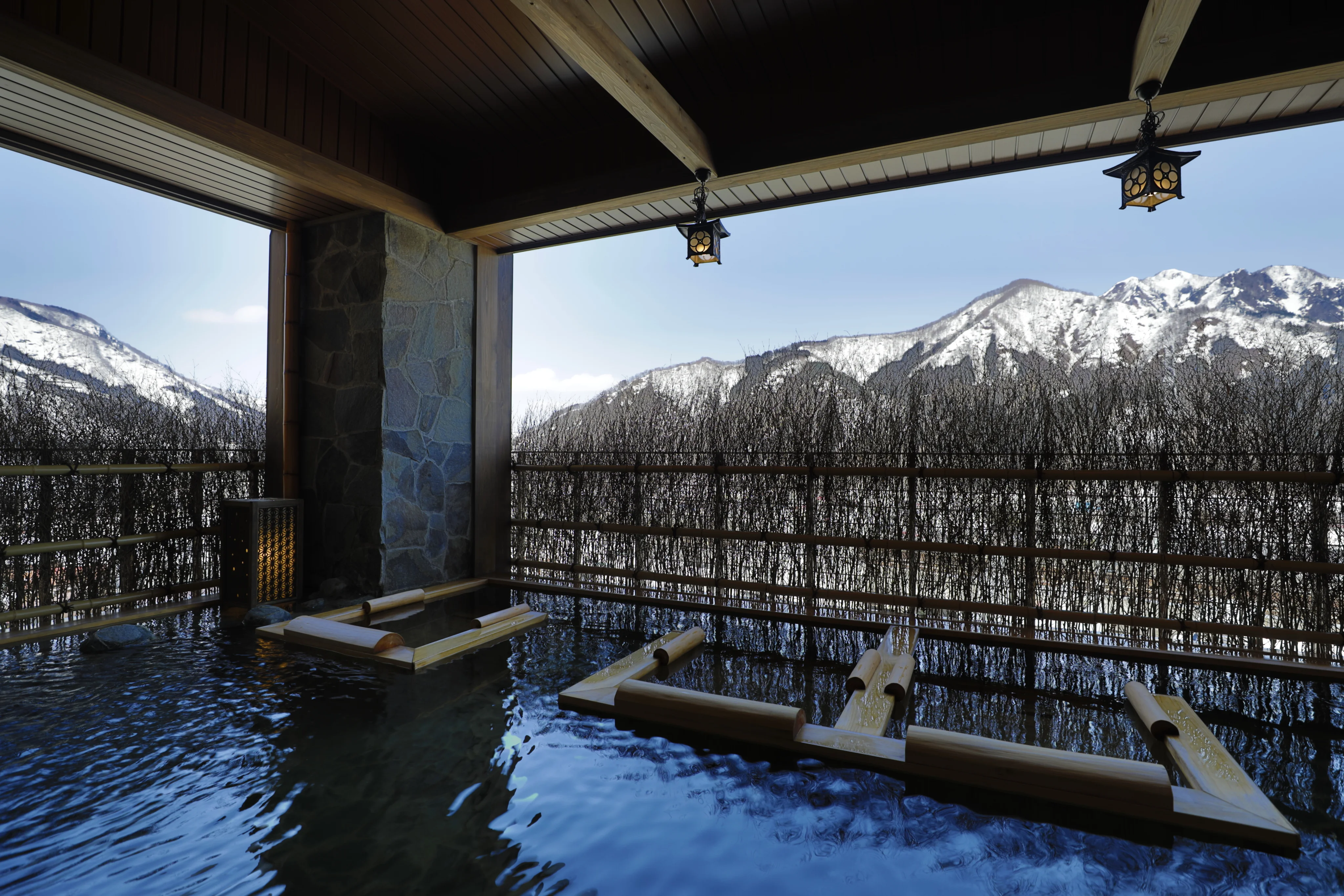 冬になれば、雪景色を望みながら格別の湯浴みを