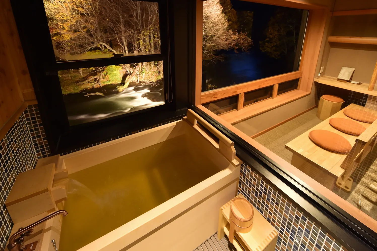 川側のお部屋では、客室の天然温泉につかりながら川をご覧いただけます