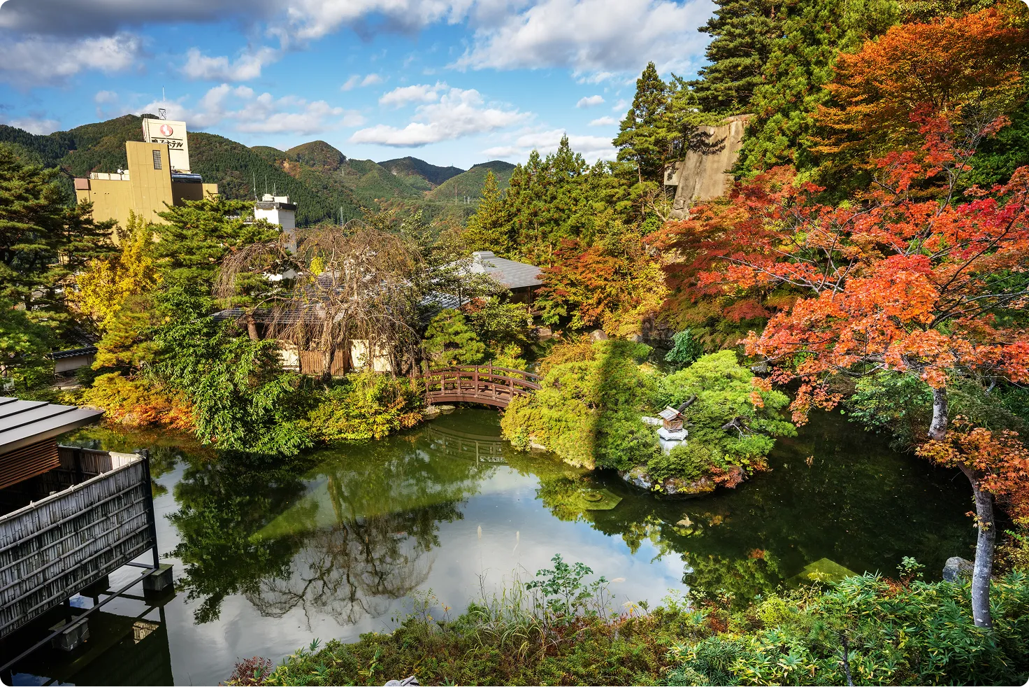 館内からの紅葉