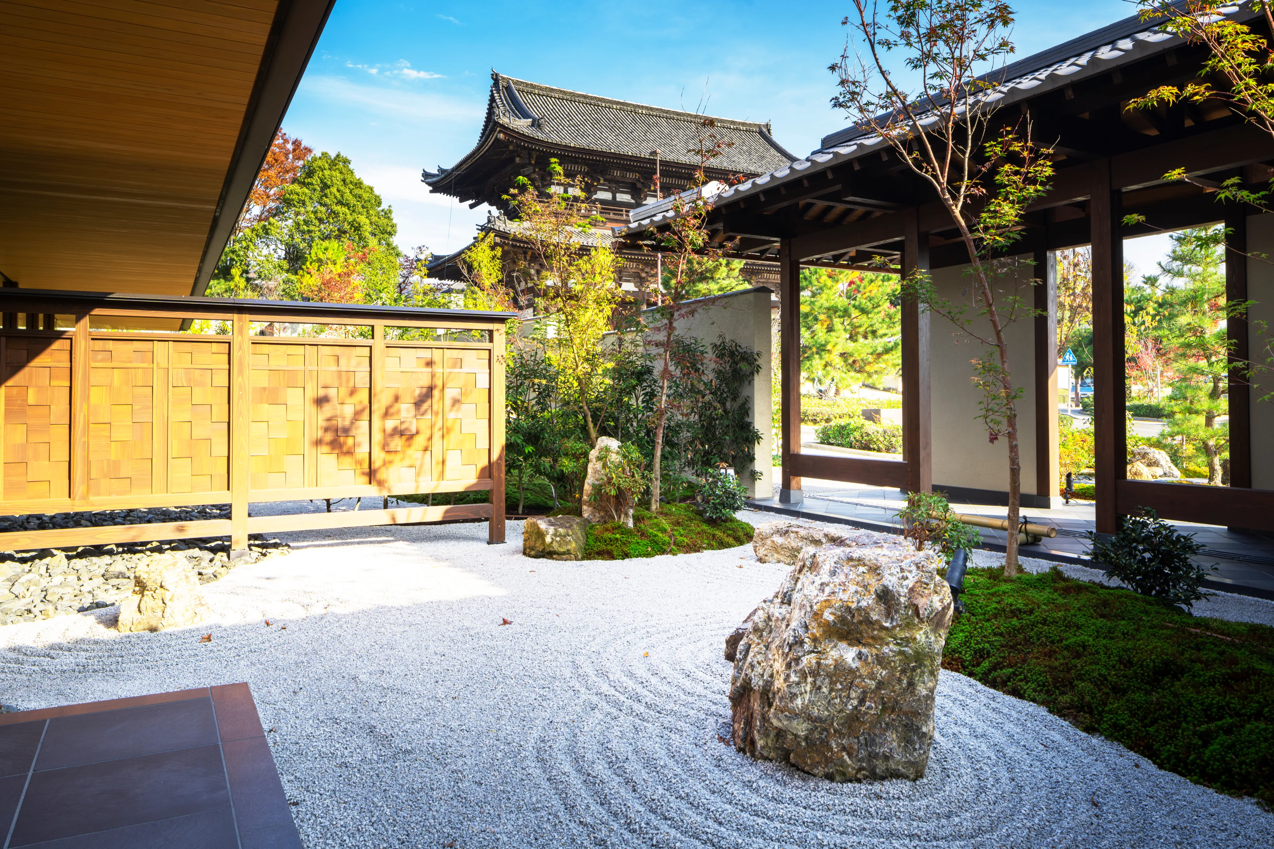 仁和寺の門前に佇む館内エントランス