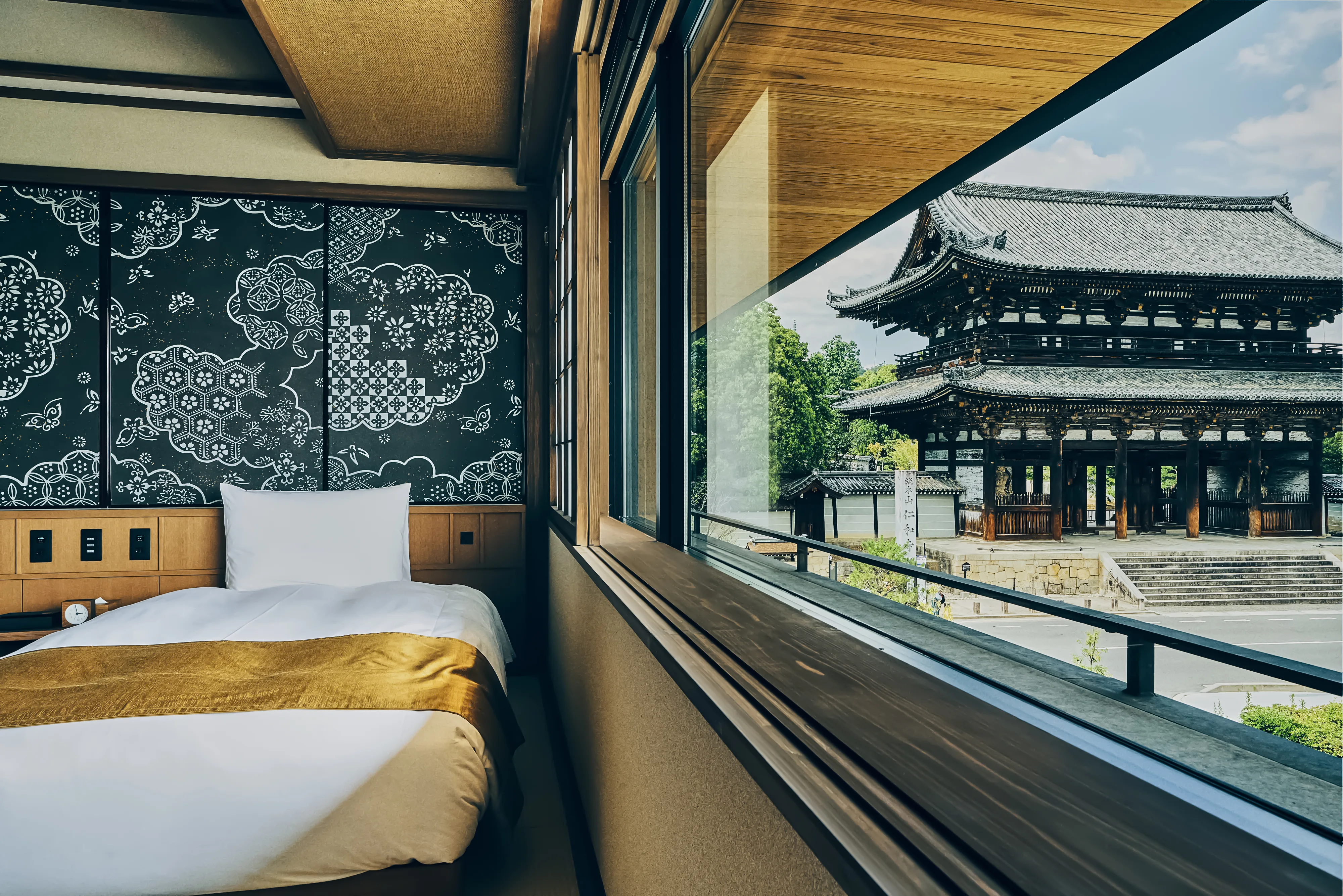 客室から望む仁和寺 二王門