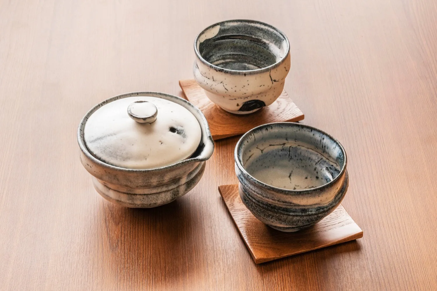 客室に佇む陶器の茶器