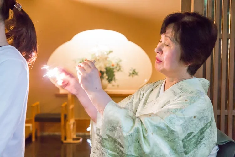 無事を祈るという火打ち石でのお見送り