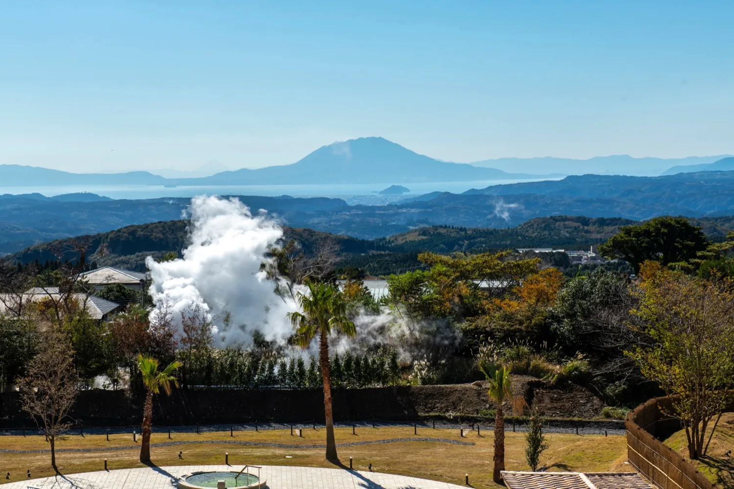 露天風呂から仰ぐ桜島の絶景