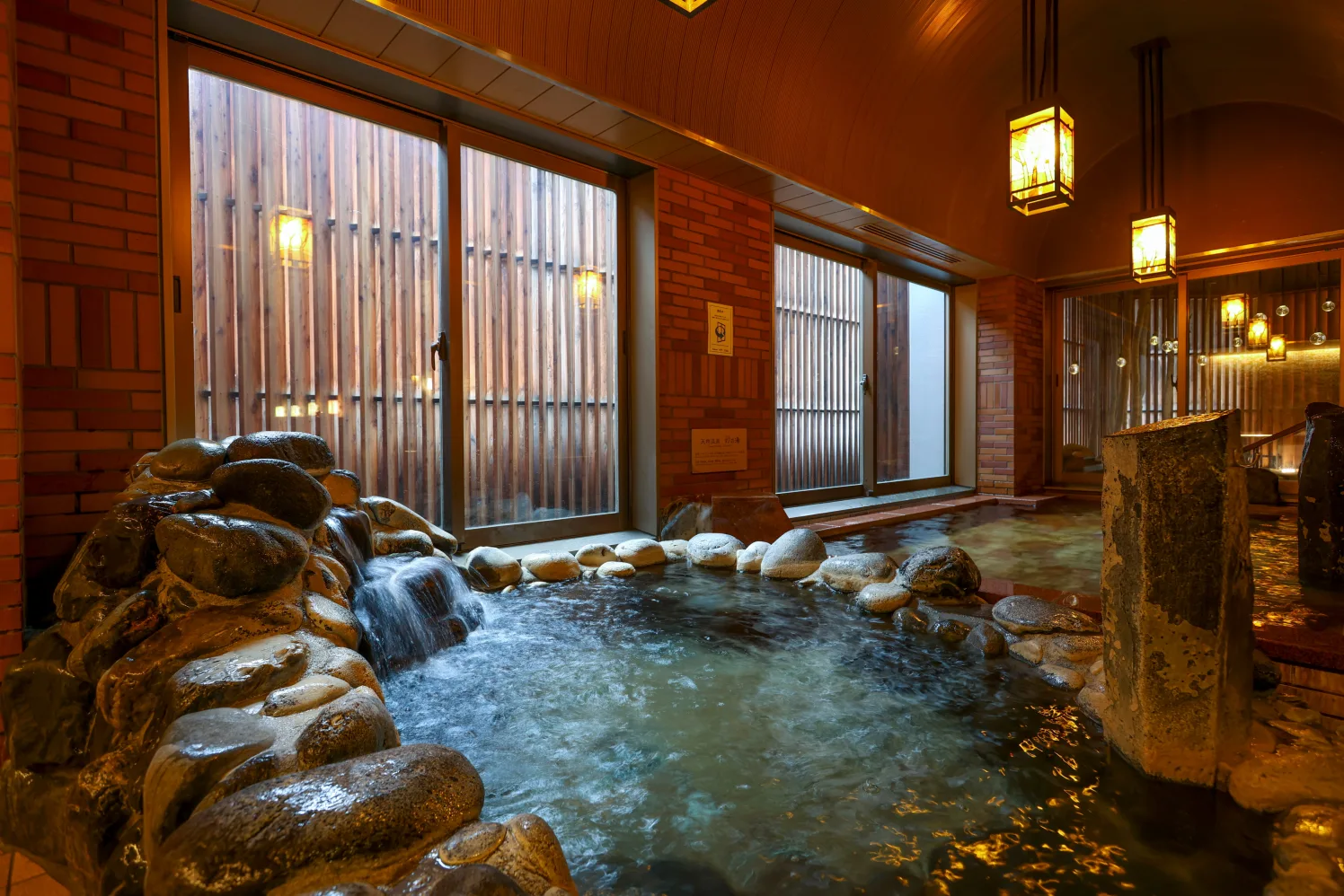 岩風呂が広がる「灯の湯」の内湯