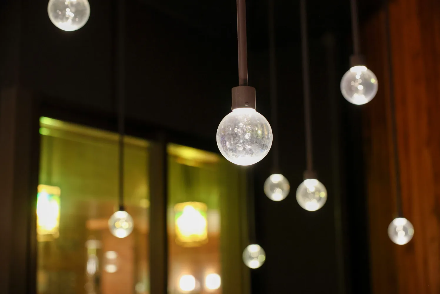 頭上に煌めくガラス玉の照明