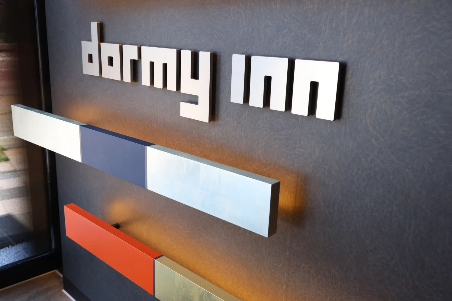 加賀五彩をあしらったdormy innのロゴサイン