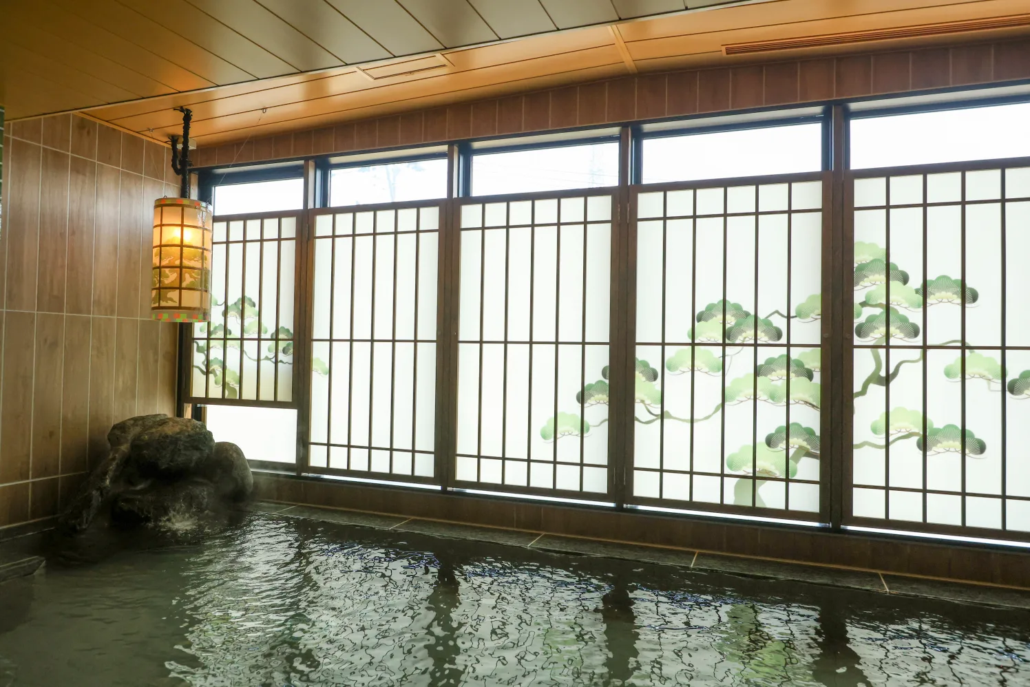 松柄の障子が並ぶ大浴場「碧宝の湯」内湯