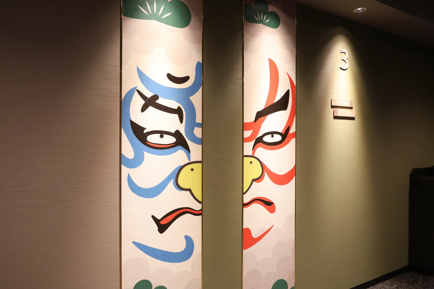 歌舞伎の隈取りが描かれたエレベーターホールの壁面アート