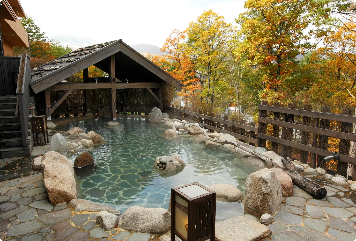 「湯宿 季の庭」「お宿 木の葉」共用の大浴場（露天風呂）