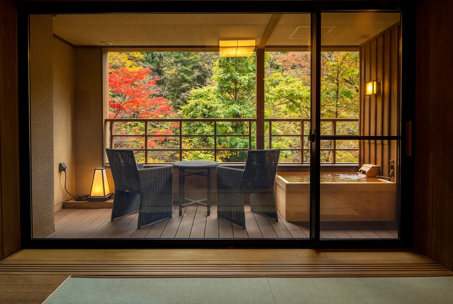 窓いっぱいに広がる絶景の紅葉を望む、寛ぎの客室