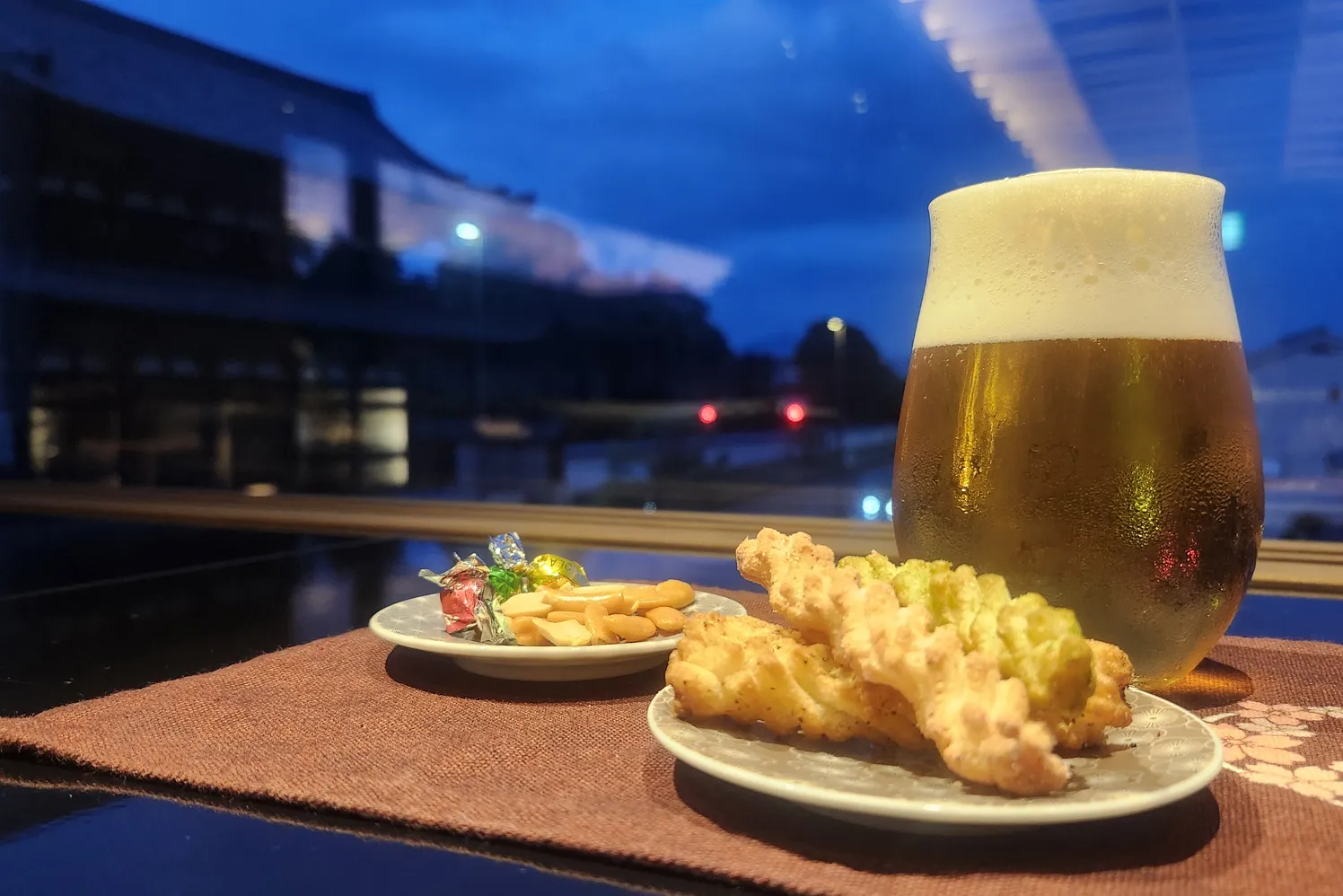 ラウンジで無料で愉しめる生ビールとお菓子