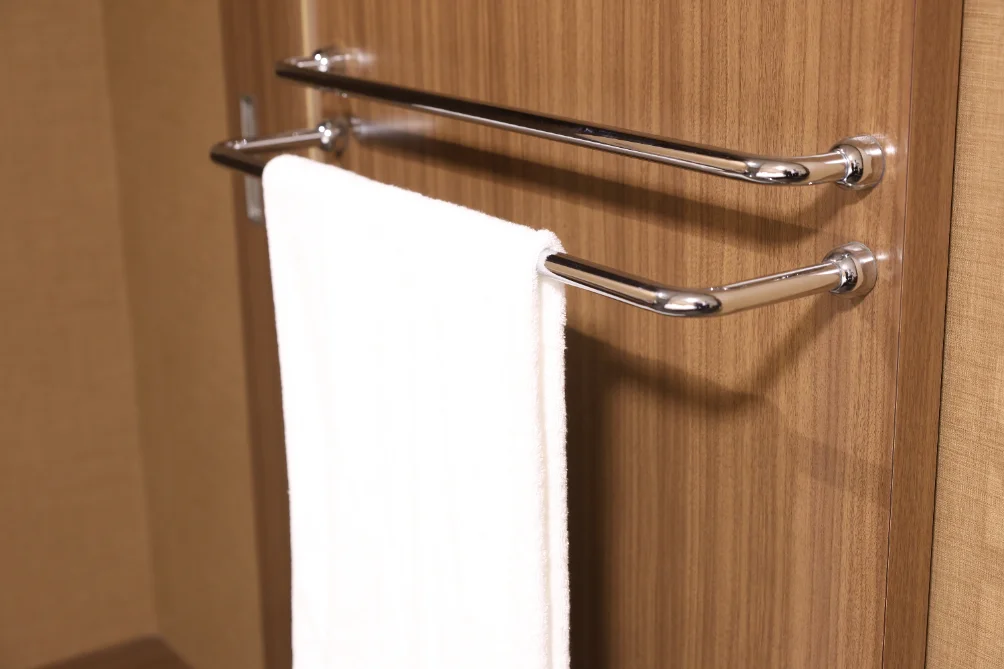 扉の裏側に設置された手すりに掛けたバスタオル